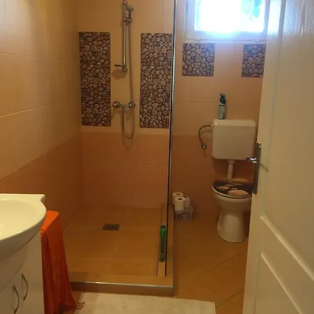 Nyugalmas Vendeghaz Apartment Lenarddaroc